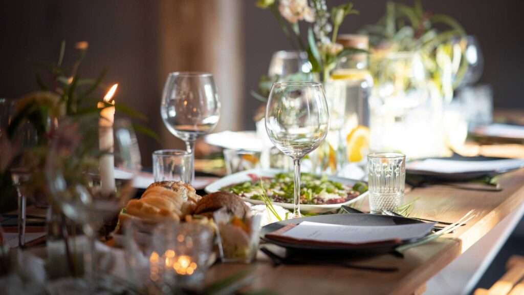 Juhlapöytä katettuna.