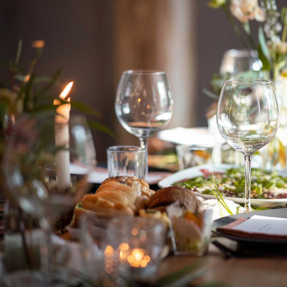 Juhlapöytä katettuna.