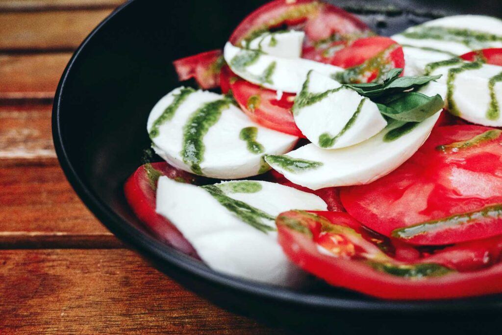 Mozzarellaa ja tomaattia pestokastikkeella.
